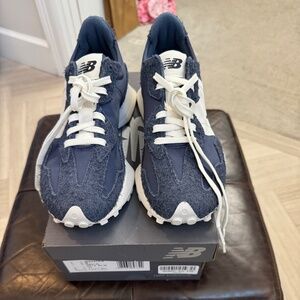 New Balance 327 Women's Size 7 1/2 Navy